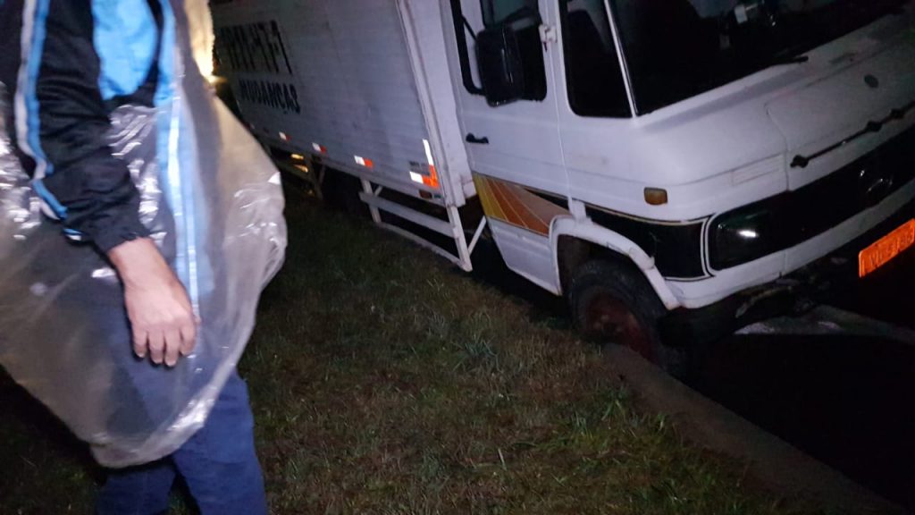 Para evitar batida, motorista cai com o caminhão em canaleta na BR-277 perto do Trevo da Portal