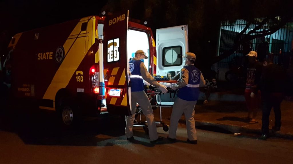 Homem sobre queda em via pública e fica ferido, no Bairro Santa Cruz