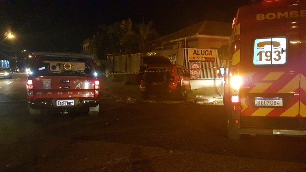 Renegade e Etios colidem no Maria Luiza e Jeep só para ao bater em muro de residência