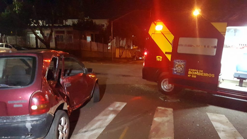 Motociclistas ficam feridos em forte colisão com carro na Rua Salgado Filho