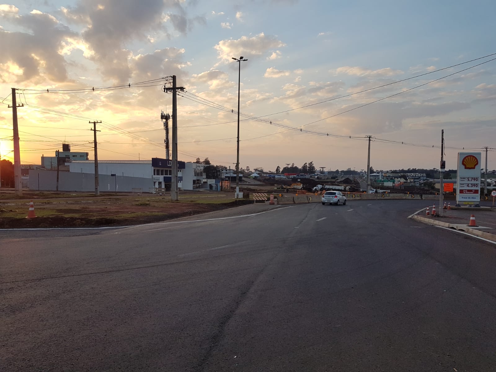 Domingo inicia com pouco movimento no Trevo Cataratas, em Cascavel Imagem referente a Domingo inicia com pouco movimento no Trevo Cataratas, em Cascavel