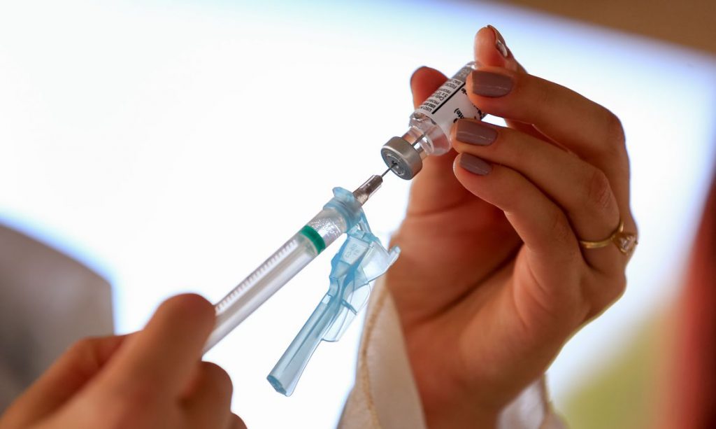 Covid-19: Fiocruz recebe insumo para 5 milhões de doses de vacina