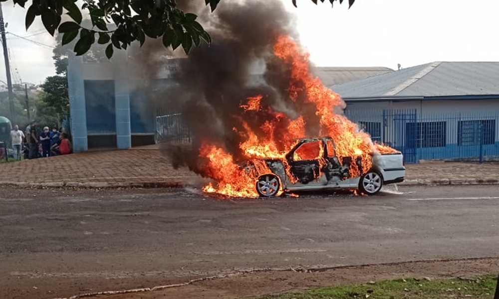 Imagem referente a Veículo saveiro é consumido pelo fogo em Mamborê