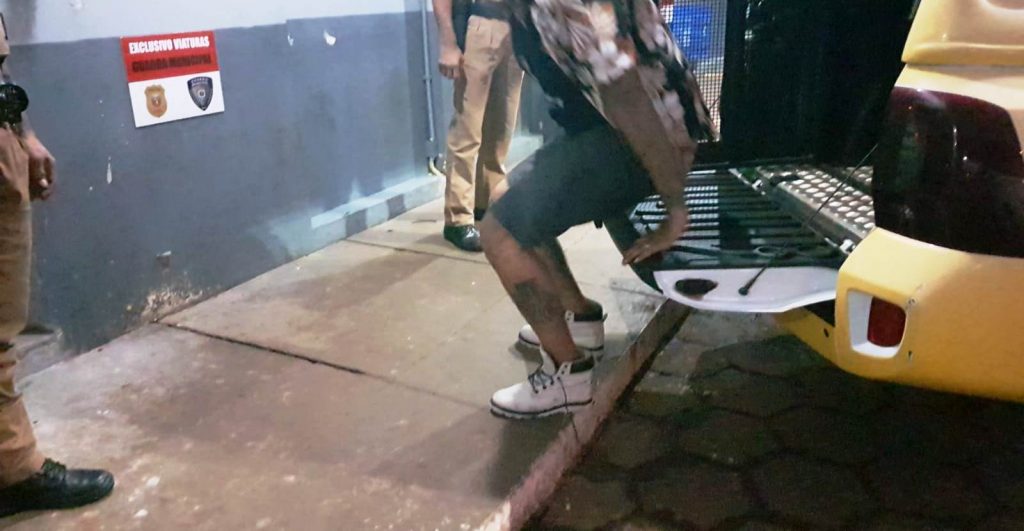 Homem é detido e levado à Delegacia de Polícia após violência doméstica no XIV de Novembro