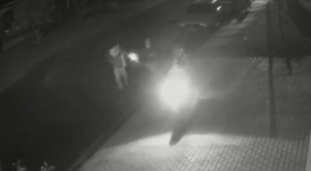Câmera de segurança flagra momento em que diversos disparos são efetuados contra dois homens no Alto Alegre