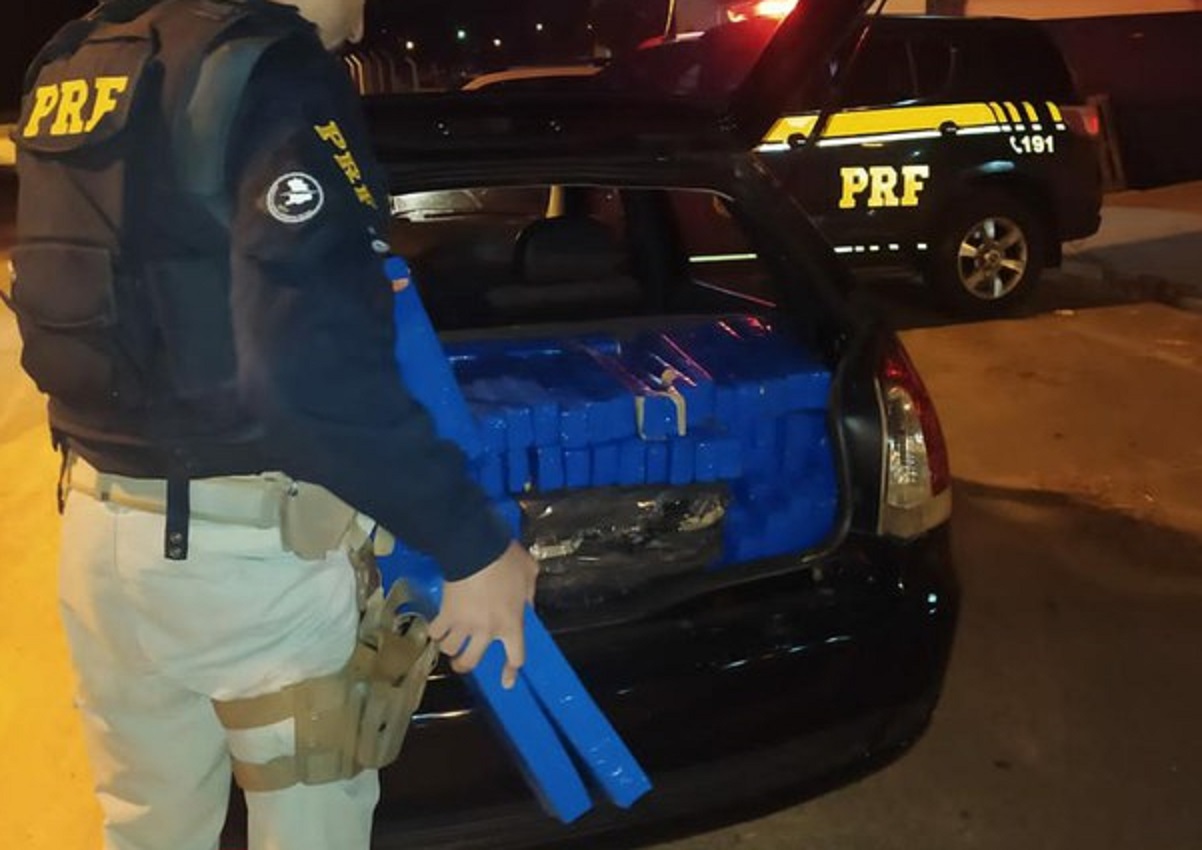PRF apreende mais de 400 quilos de maconha em Conselheiro Mairinck Imagem referente a PRF apreende mais de 400 quilos de maconha em Conselheiro Mairinck