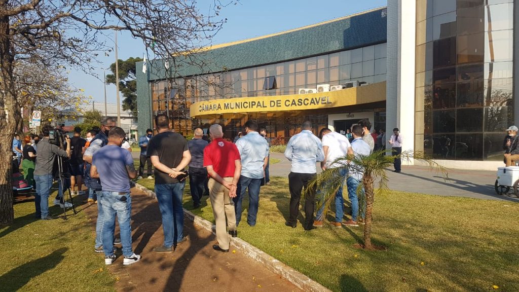 Manifestação contra a implantação de praça de pedágio entre Cascavel e Toledo é realizada em frente à Câmara