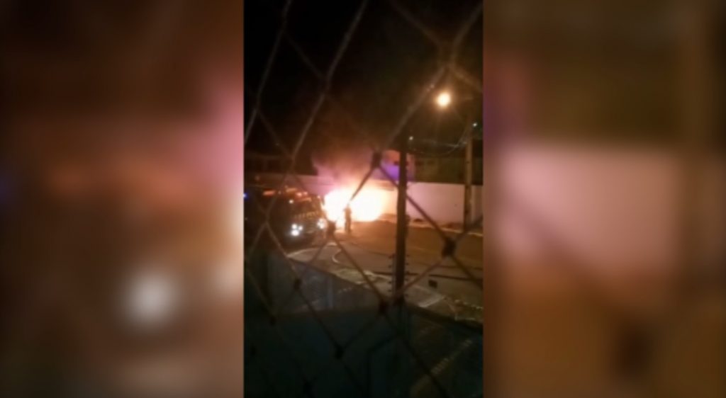 Carro fica destruído ao pegar fogo na Rua Eucalipto, no Bairro Parque Verde