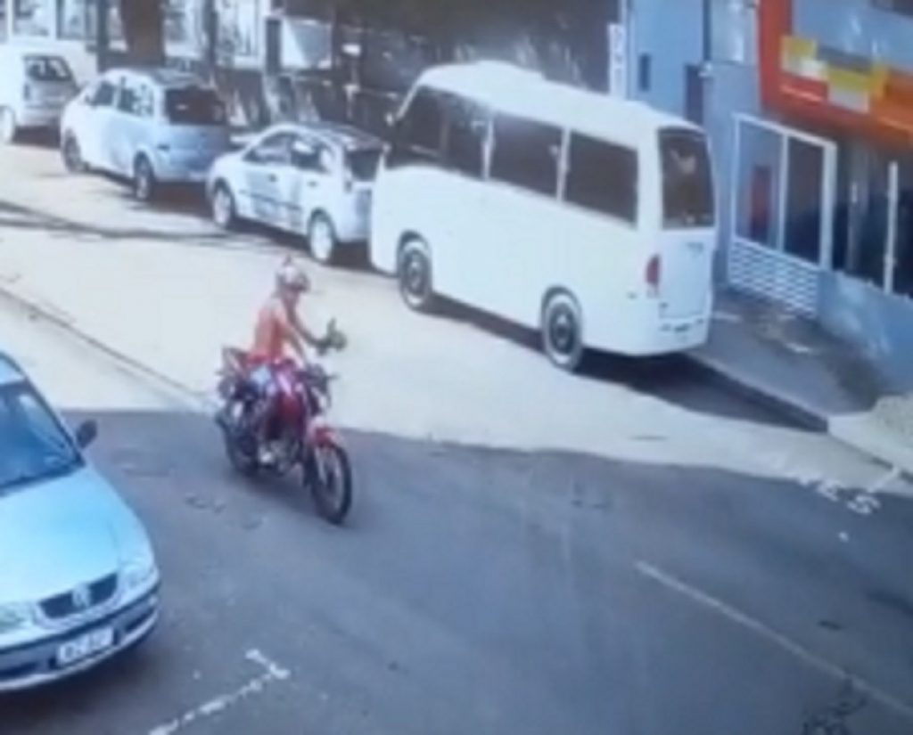 Vídeo mostra furto de motocicleta na Rua Visconde de Guarapuava, no Cento Vídeo mostra furto de motocicleta na Rua Visconde de Guarapuava, no Cento