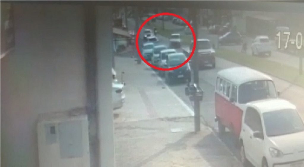 Câmera flagra colisão entre carros na Av. Brasil; um dos condutores aparece deixando o local