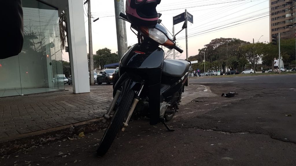 Motociclista fica ferida em acidente de trânsito no Centro Motociclista fica ferida em acidente de trânsito no Centro