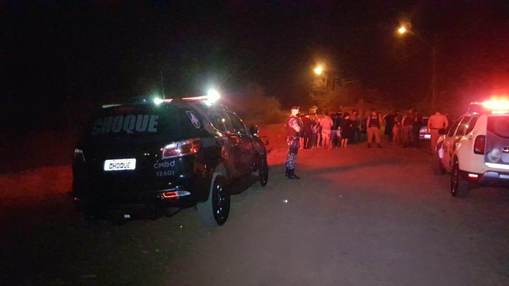 Equipes da PM são mobilizadas e evitam invasão em terreno no Bairro XIV de Novembro Equipes da PM são mobilizadas e evitam invasão em terreno no Bairro XIV de Novembro