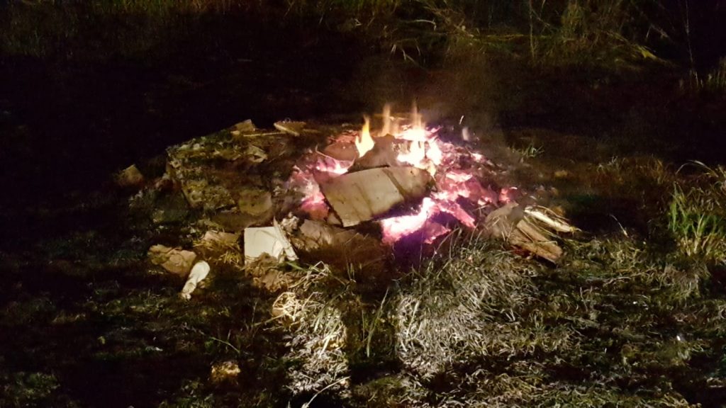 Bombeiros combatem incêndio em vegetação na região do Bairro Periolo Bombeiros combatem incêndio em vegetação na região do Bairro Periolo