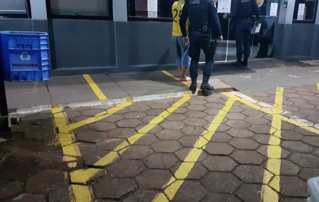 Violência doméstica: Homem é detido pela GM no Bairro Sanga Funda, acusado de agredir a esposa Violência doméstica: Homem é detido pela GM no Bairro Sanga Funda, acusado de agredir a esposa