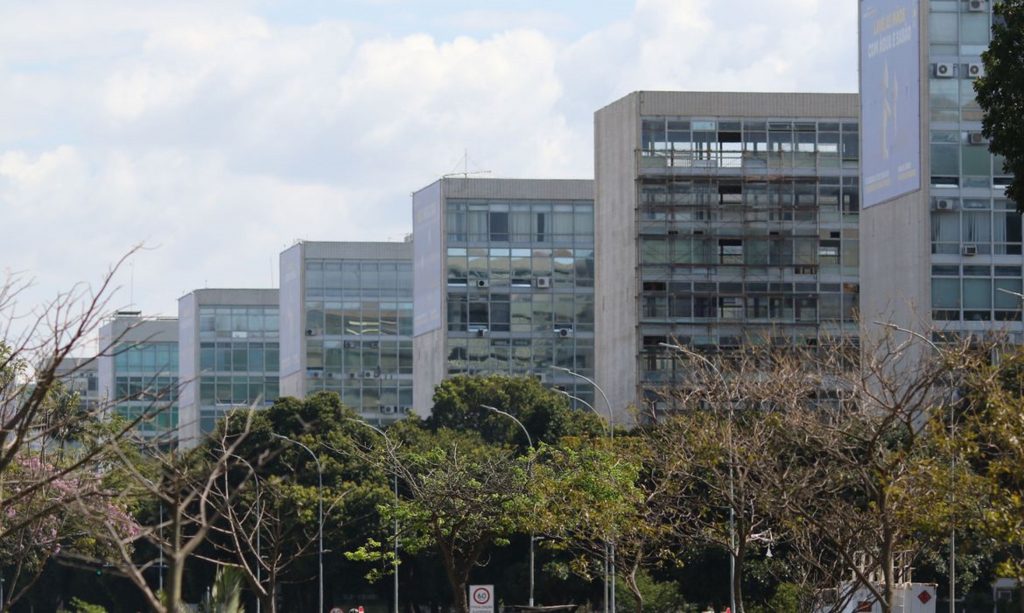 Câmara aprova MP que altera cargos em comissão do Executivo