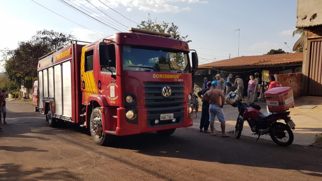 Mulher fratura três dedos da mão ao prensá-la em cilindro; Corpo de Bombeiros foi mobilizado