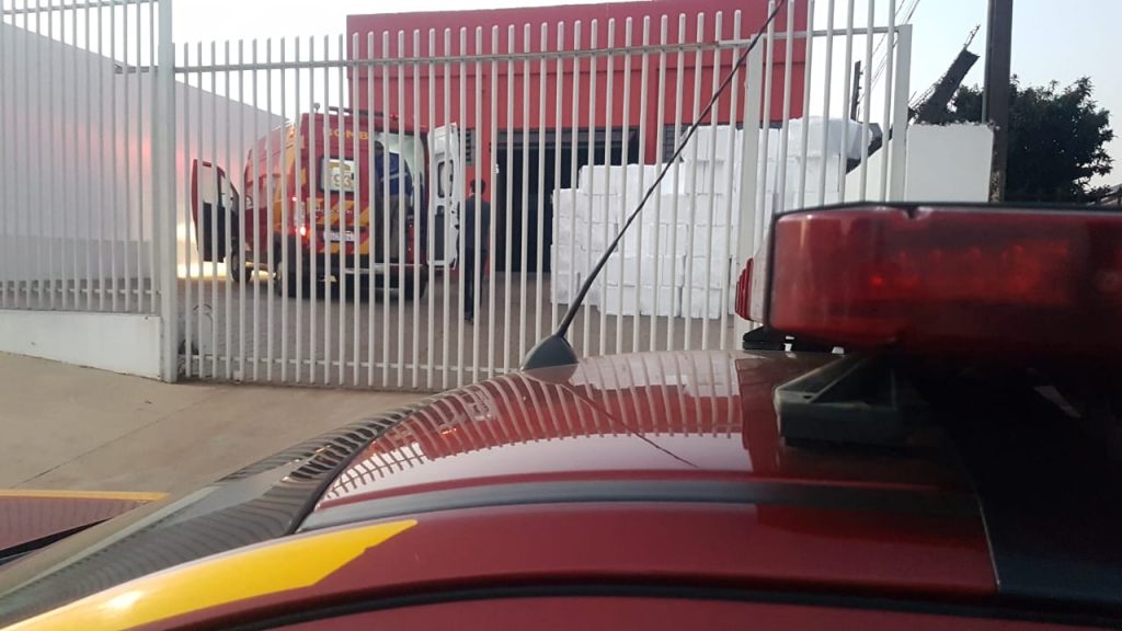 Trabalhador cai de três metros e fratura os braços na Rua Cuiabá; Siate foi mobilizado Trabalhador cai de três metros e fratura os braços na Rua Cuiabá; Siate foi mobilizado