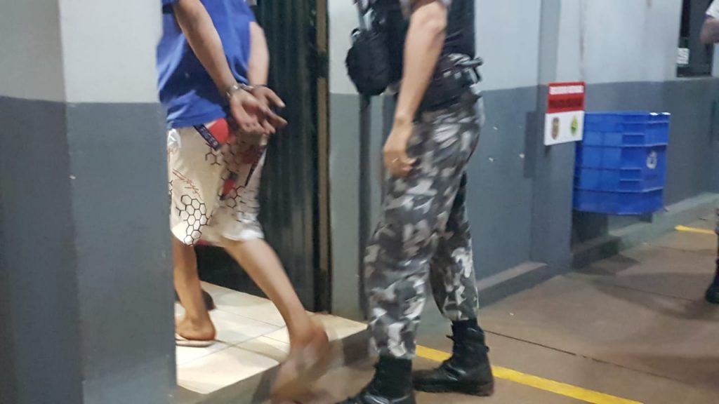 Adolescente que pilotava moto sem capacete é apreendido pelos policiais do Choque na Rua Itália Adolescente que pilotava moto sem capacete é apreendido pelos policiais do Choque na Rua Itália