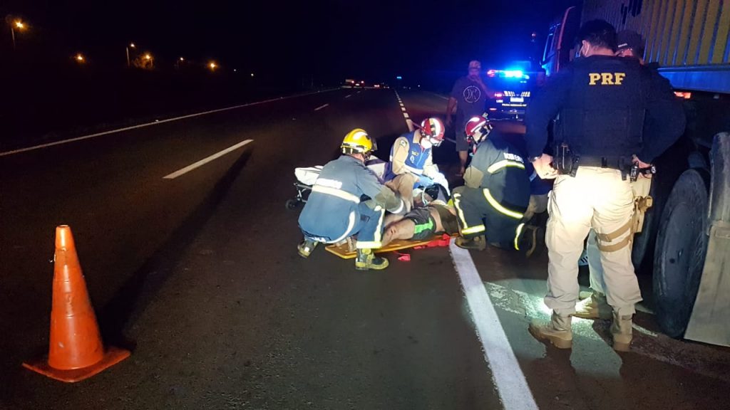 Em posse de faca, homem se joga na frente de caminhão na BR-467, em Cascavel Em posse de faca, homem se joga na frente de caminhão na BR-467, em Cascavel