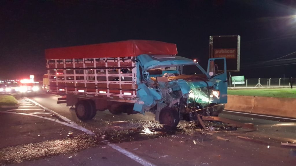 Forte colisão entre caminhão e carreta na BR-277 deixa idoso ferido Forte colisão entre caminhão e carreta na BR-277 deixa idoso ferido