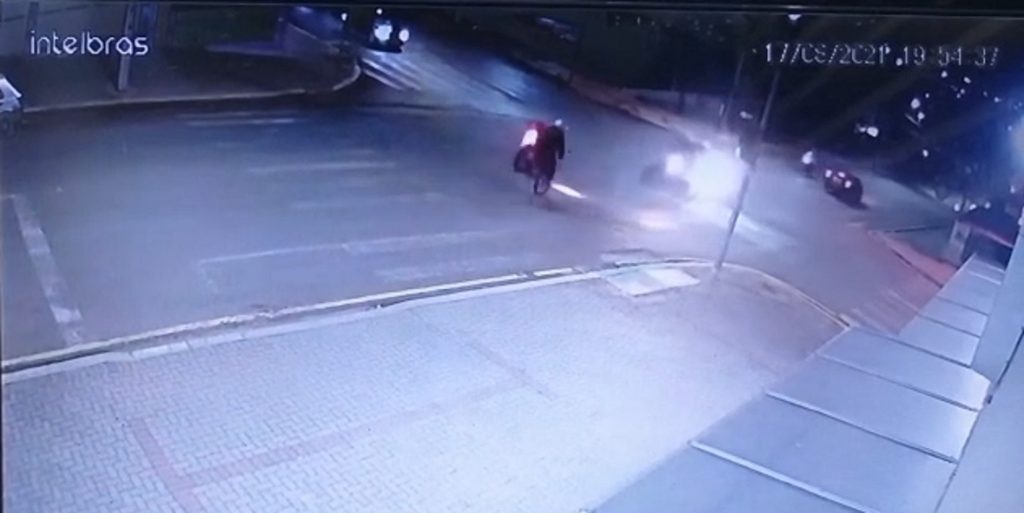 Acidente envolvendo motocicleta no Bairro Periolo é flagrado por câmera de segurança Acidente envolvendo motocicleta no Bairro Periolo é flagrado por câmera de segurança