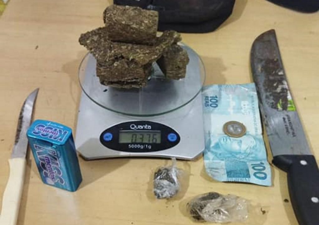 Policiais militares apreendem porções de maconha e cumprem mandado de prisão no XIV de Novembro