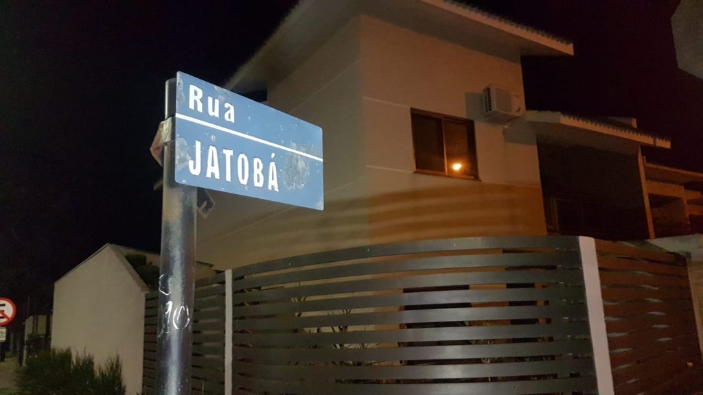Bombeiros fazem soltura de cachorro que estava preso em grade de imóvel no Parque Verde