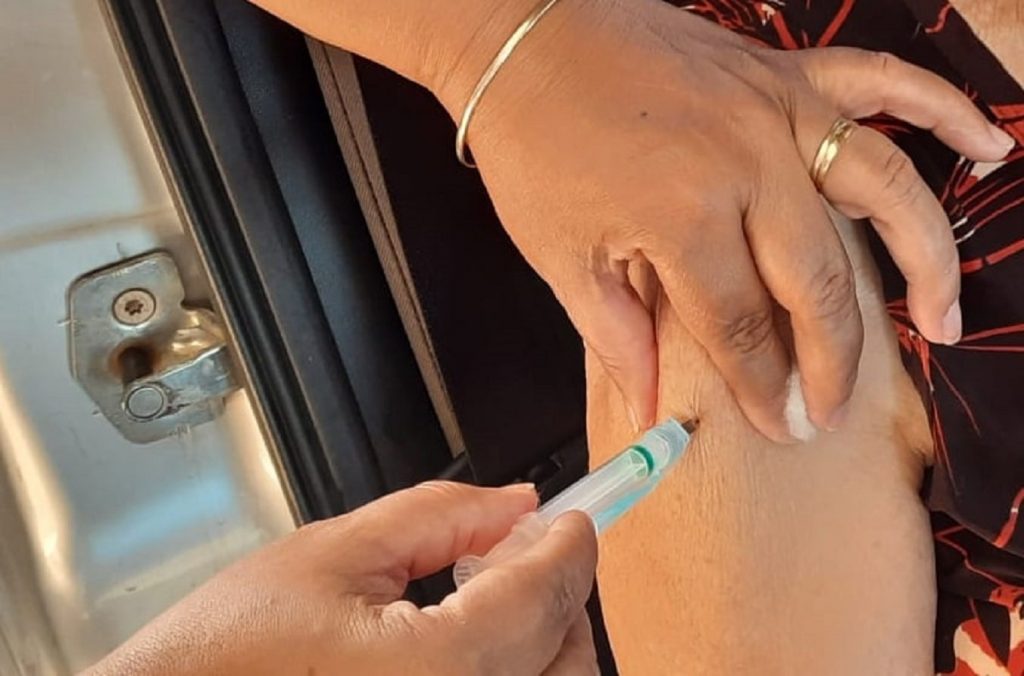 Cascavel segue vacinando terceira dose para pessoas com 85 anos nesta terça