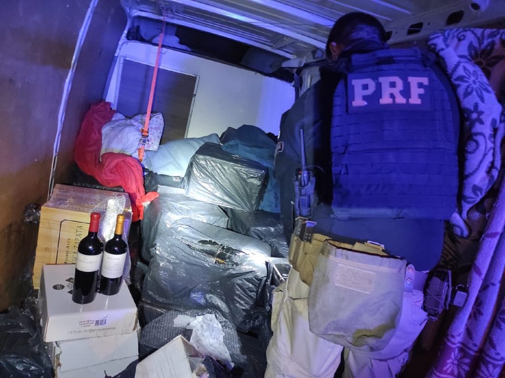 PRF apreende R$ 220 mil em vinhos e aparelhos musicais em Guarapuava
