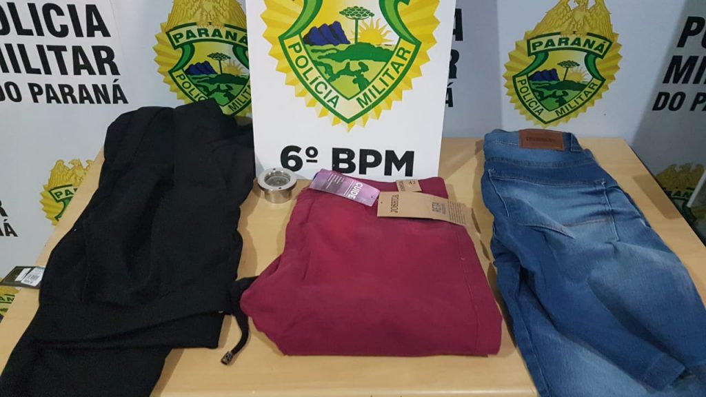 Homem é flagrado tentando furtar roupas em loja no Centro Homem é flagrado tentando furtar roupas em loja no Centro