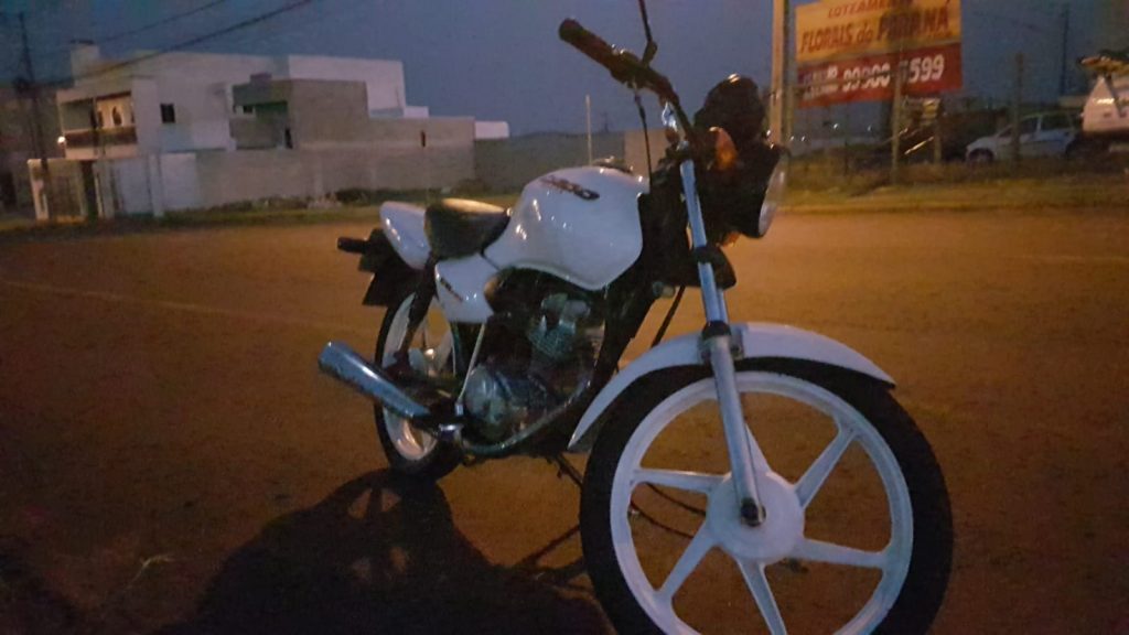 Motocicleta é apreendida pela Polícia Militar na Avenida das Pombas Motocicleta é apreendida pela Polícia Militar na Avenida das Pombas