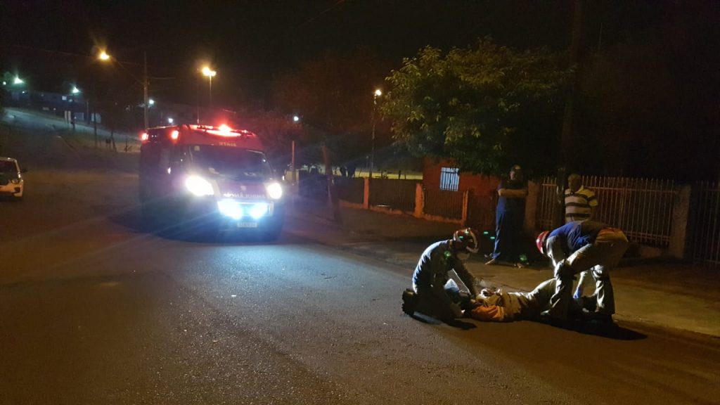 Homem é socorrido pelo Siate após cair de motocicleta no Bairro Brasília Homem é socorrido pelo Siate após cair de motocicleta no Bairro Brasília