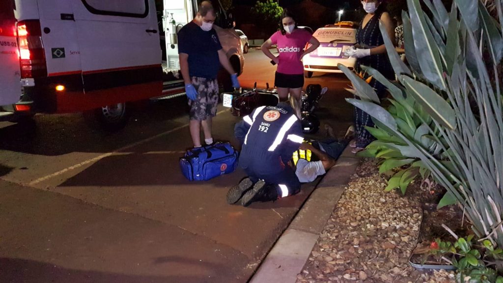 Carro e moto se envolvem em batida na Rua Juscelino Kubitscheck Carro e moto se envolvem em batida na Rua Juscelino Kubitscheck
