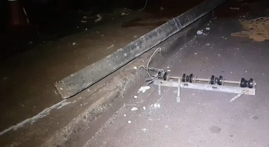 Veículo atinge poste de iluminação pública na Rua Pedro Baú, no Bairro Turisparque Veículo atinge poste de iluminação pública na Rua Pedro Baú, no Bairro Turisparque