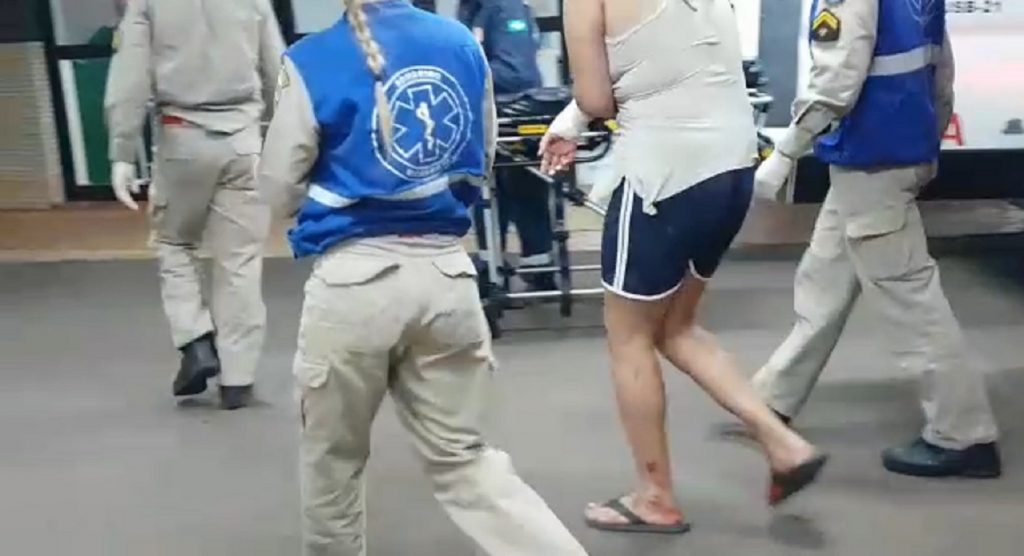 Durante confusão, mulher dá soco em janela e fere o braço; Siate foi mobilizado Durante confusão, mulher dá soco em janela e fere o braço; Siate foi mobilizado