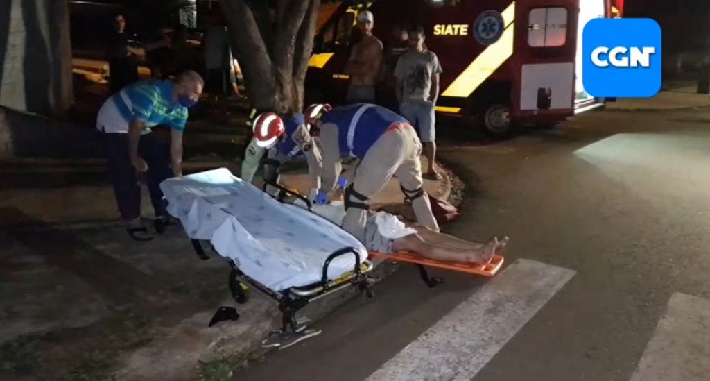Jovem fratura a clavícula em acidente entre carro e moto na Avenida das Pombas