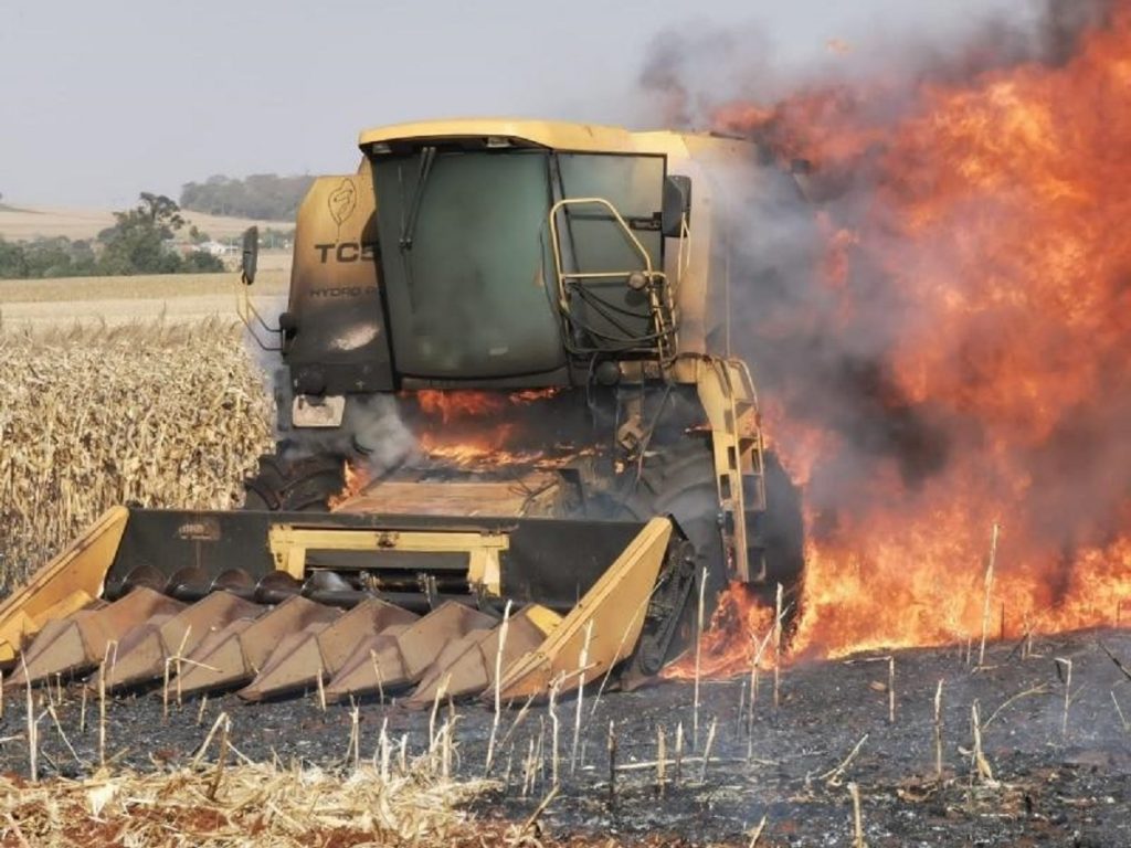 Colheitadeira é destruída por incêndio no interior de Mercedes