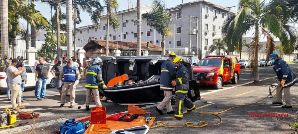 Veiculo capota após colisão na Vila Portes, em Foz do Iguaçu