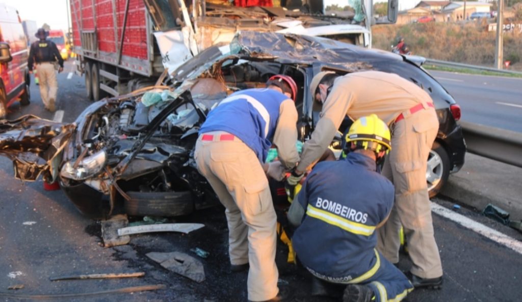 Engavetamento na Rodovia do Café deixa três vítimas em Ponta Grossa