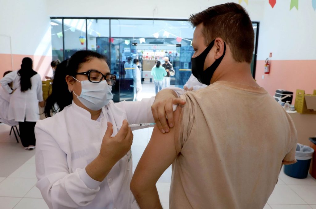 Três milhões de paranaenses estão completamente imunizados contra a Covid-19