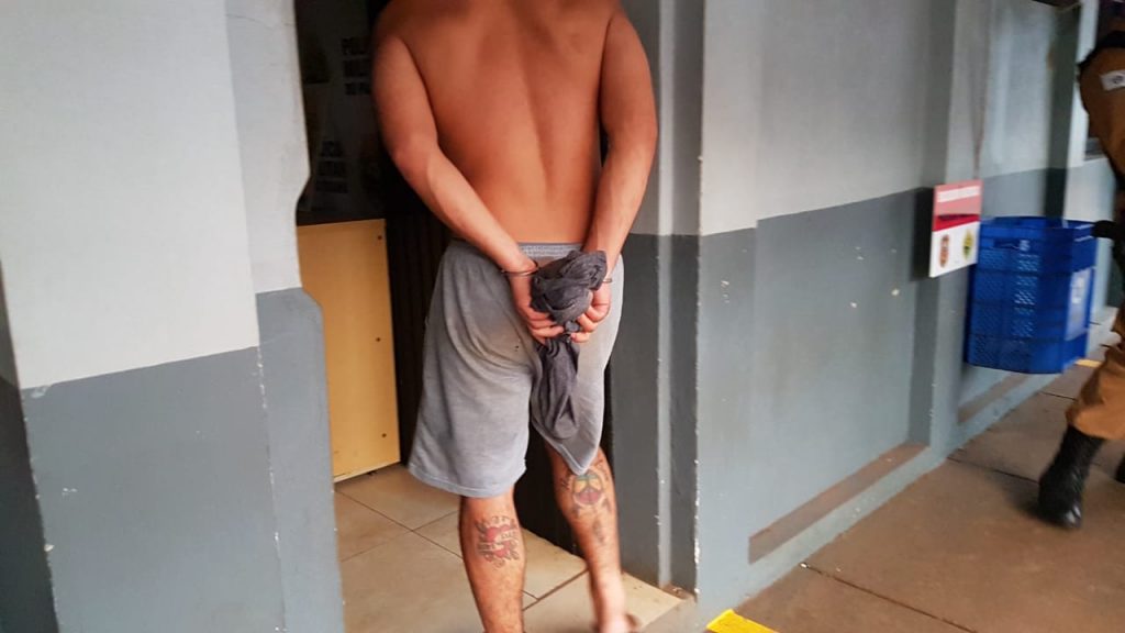 Homem que responde por tráfico de drogas é detido pela Rocam no Bairro Coqueiral