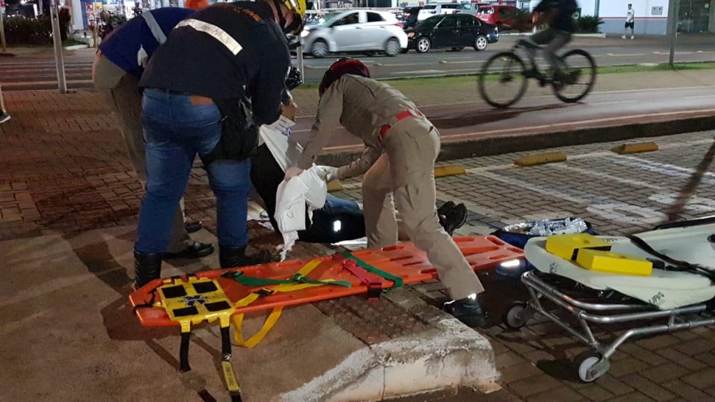 Homem é socorrido pelo Siate após cair de bicicleta na ciclovia da Avenida Brasil, no Centro