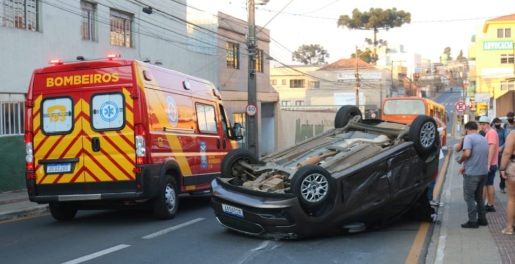 Veículo capota após acidente na região central de Ponta Grossa
