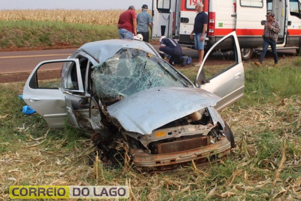 Veículo colide com maquinário agrícola, capota e deixa ocupantes feridos na PR-317