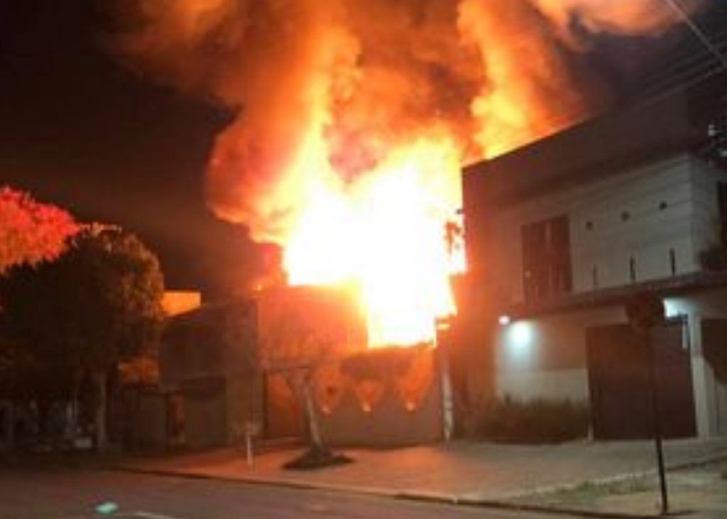 Moradores registram em vídeo grande incêndio que atingiu moradias no Bairro Parque São Paulo