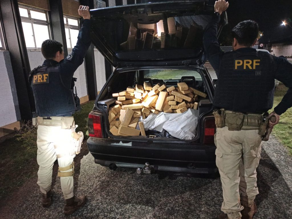 PRF apreende 226 kg de maconha em veiculo com pane mecânica em Candói