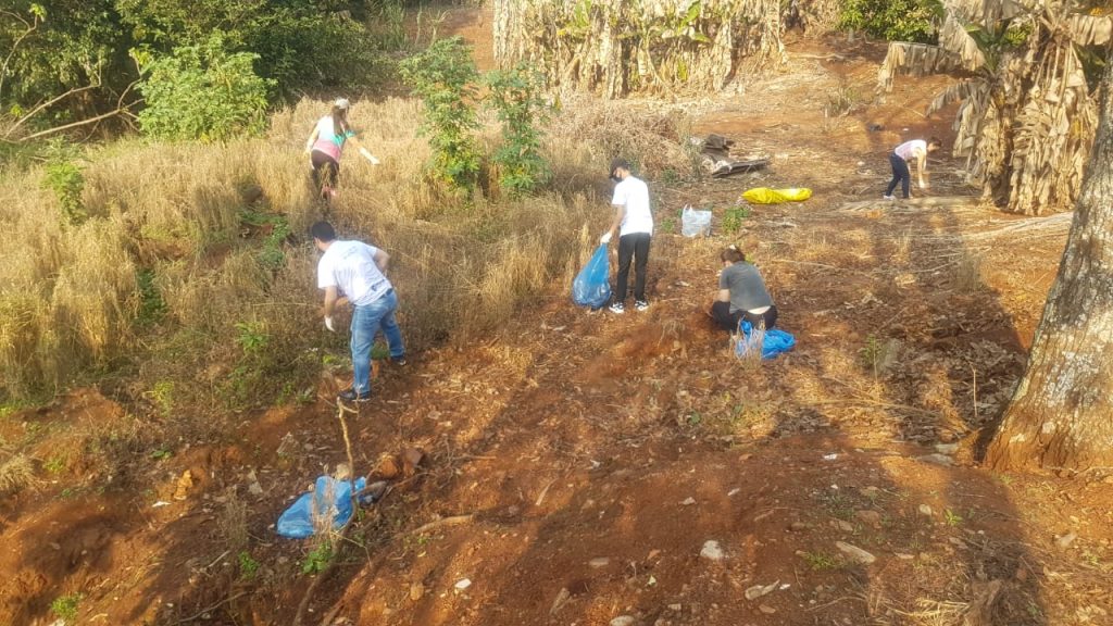 Grupo Amigos dos Rios realiza limpeza em praça no Bairro Periolo