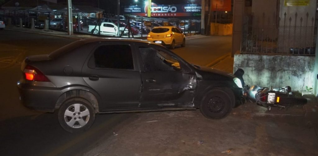 Motorista vai estacionar carro e causa acidente em Ponta Grossa