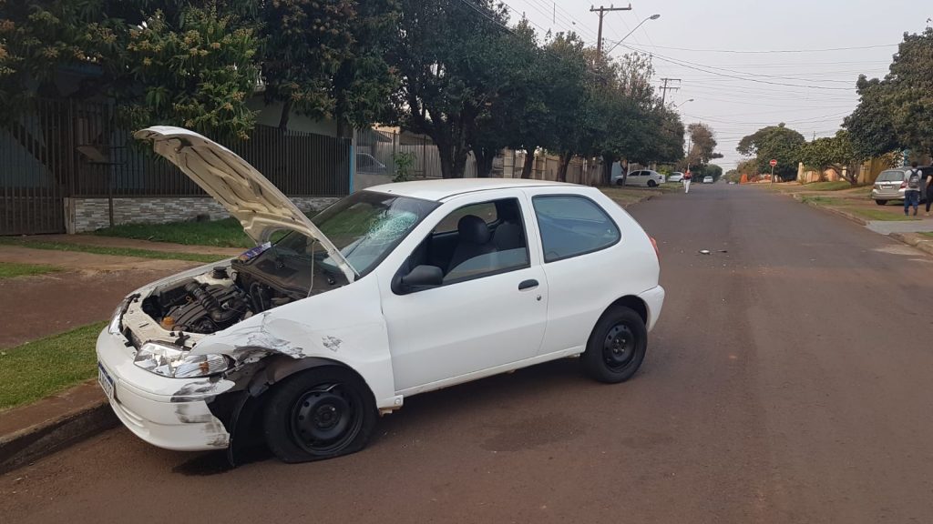 Motorista abandona veículo Palio na Rua Txikaos, no Bairro Santa Cruz