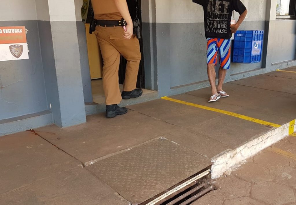 Rapaz tenta assaltar posto de combustíveis no Floresta e acaba preso pela PM